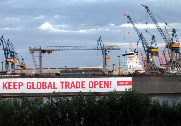 Pro-Globalisierungsbanner im Hamburger Hafen, über dts Nachrichtenagentur