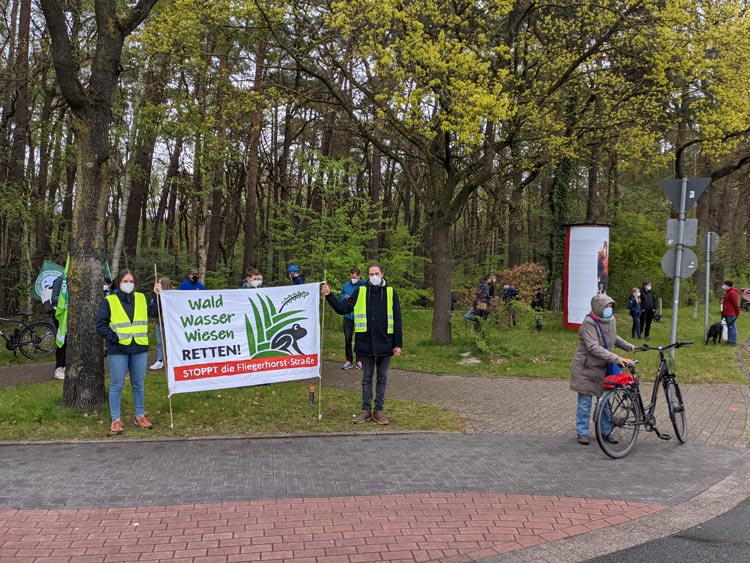 Das Umweltbündnis „Wald Wasser Wiesen Retten“ bei einer Demo im Mai.