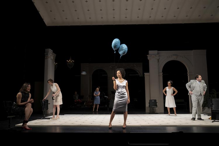„Die Wiedervereinigung der beiden Koreas“ von Joël Pommerat ist derzeit mit großem Schauspielensemble im Großen Haus des Oldenburgischen Staatstheaters zu sehen.