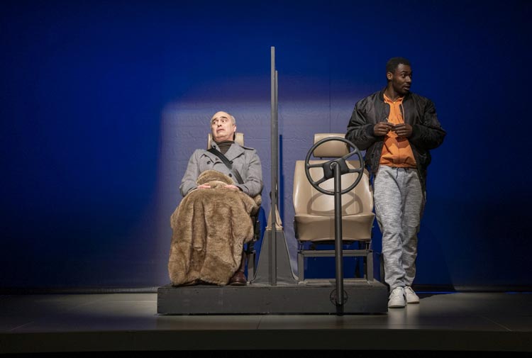 Das Ensemble der August-Hinrichs-Bühne zeigt am Freitag, 4. Juni, um 20 Uhr im Kleinen Haus des Oldenburgischen Staatstheaters die niederdeutsche Erstaufführung von „Teemlich beste Frünnen / Ziemlich beste Freunde“ in der Regie von Ulf Goerges.