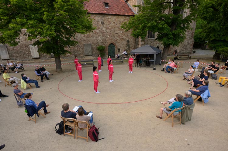 Die sieben Tänzer*innen der YET Company bei ihrer Tanzproduktion KREISEN.