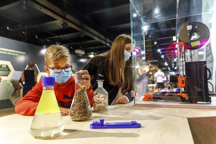 Pflanzenstärke statt erdölbasiertem Kunststoff: Im 3-D-Drucker entstehen kleine, blaue Schiffe aus Zuckerrüben.