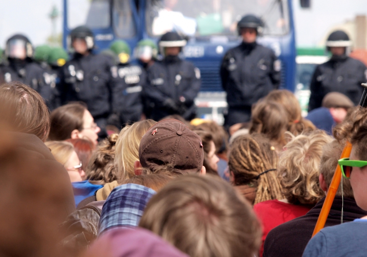 Demonstranten führen eine Sitzblokade durch, über dts Nachrichtenagentur