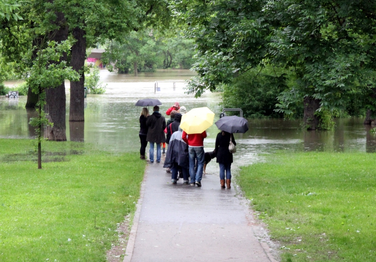 Schaulustige beim Hochwasser, über dts Nachrichtenagentur