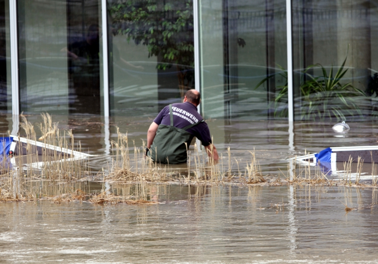 Helfer der Feuerwehr beim Hochwasser-Einsatz, über dts Nachrichtenagentur