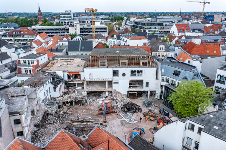 Die Abbrucharbeiten sollen bis Ende August abgeschlossen sein.