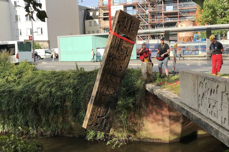 Mit Gurten wird das Relief-Betonteil aus der Haaren geborgen.