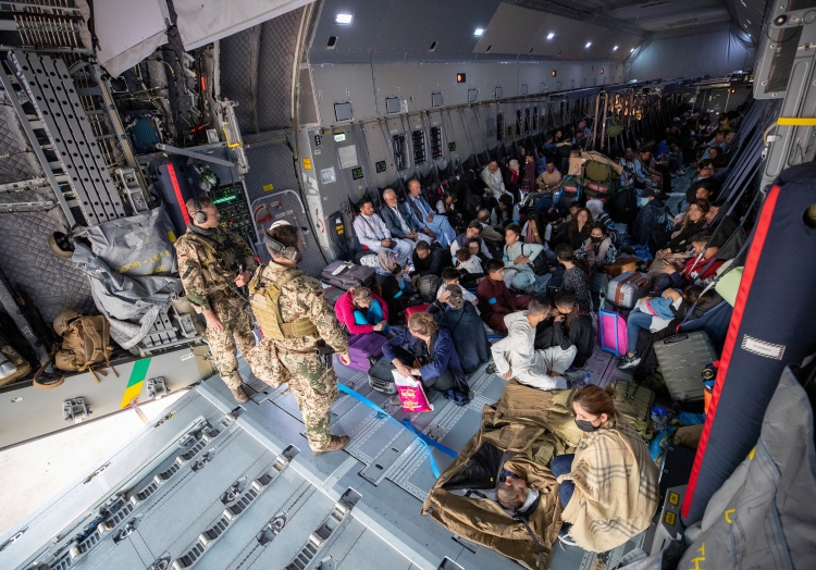 Menschen aus dem 2. Afghanistan-Evakuierungsflug am 17.08.2021, GAF, Text: über dts Nachrichtenagentur