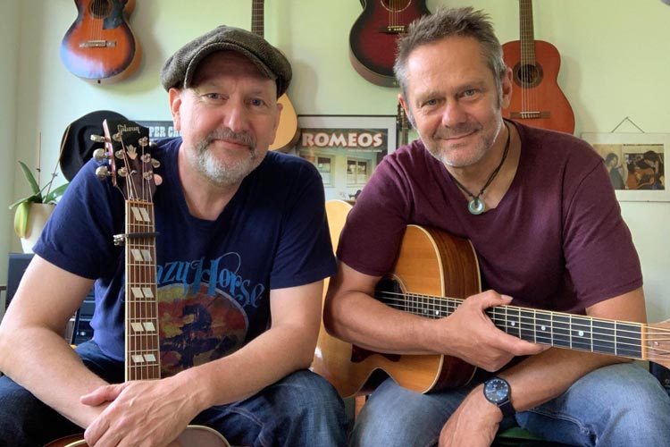 Das Oldenburger Gitarren- und Gesangsduo „Chock & Aré“ spielt am Sonntag, 29. August, um 20 Uhr im Rahmen des Projekts „Künstler von hier...“ auf dem Parkplatz vor der Kulturhalle am Pferdemarkt.
