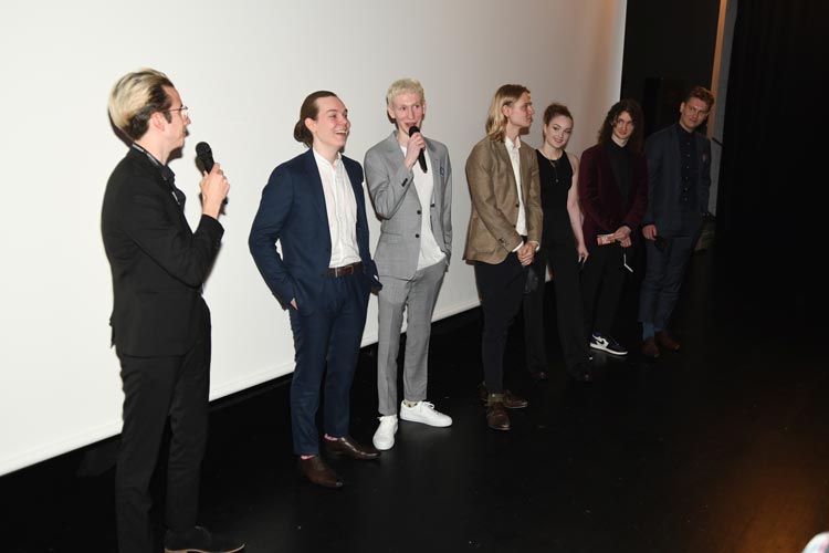 Die Filmcrew von „Come to harm“ mit Regisseur und Hauptdarsteller Anton Karl Kristensen (3.v.l.) erhielt nach der Europapremiere ihres Films im Cine k in der Kulturetage Oldenburg viel Applaus und stellte sich den Fragen des Festival-Publikums.