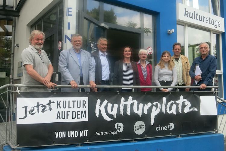 Wollen die „Stedingsehre“ in Bookholzberg in die Öffentlichkeit bringen (von links): Bernt Wach, Dietmar Wietrach, Peter Hedemann, Bettina Stiller, Lisa Dirks, Malin Gloistein, Frank Bekuhrs und Ulf Goerges.