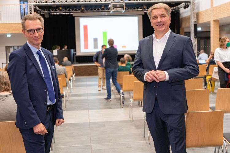 Der parteilose Daniel Fuhrhop (für die Grünen) und Oberbürgermeister Jürgen Krogmann (SPD) werden in der Stichwahl gegeneinander antreten.