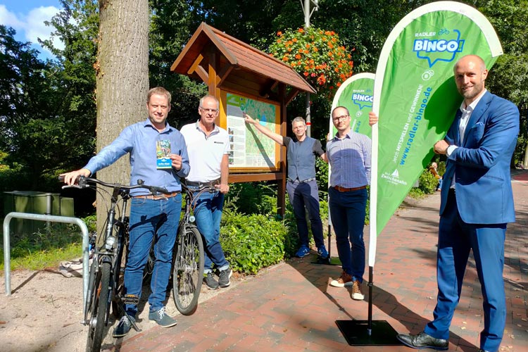 Radfahren und gleichzeitig Bingo spielen, das ist beim neuen Radler-Bingo in Bad Zwischenahn nun möglich. Dennis Stoffers (Bad Zwischenahner Touristik-Gesellschaft), Frank Bullerdiek (Ammerland Touristik), Stefan Niemeyer (Curiopia – Agentur für Tourismus-Marketing), Hannes Horneber (Takuma – Agentur für digitale Kommunikation) und Kurdirektor Dr. Norbert Hemken (v. l.) freuen sich über den Projektstart.