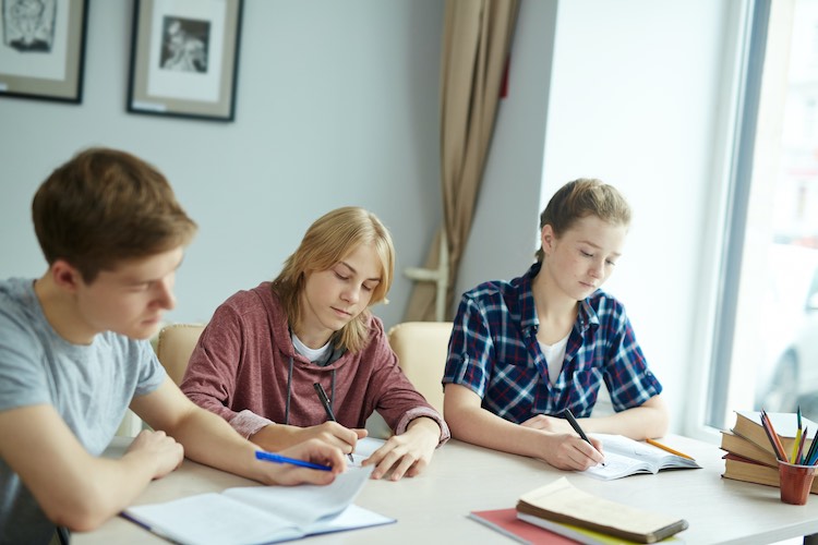 Die Entscheidung nach dem Abitur ist eine der schwierigsten Entscheidungen, die im Leben getroffen werden müssen.