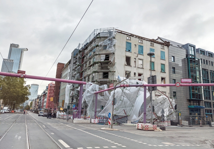 Eingestürztes Baugerüst am 21.10.2021 in Frankfurt am Main, Feuerwehr Frankfurt, Text: über dts Nachrichtenagentur