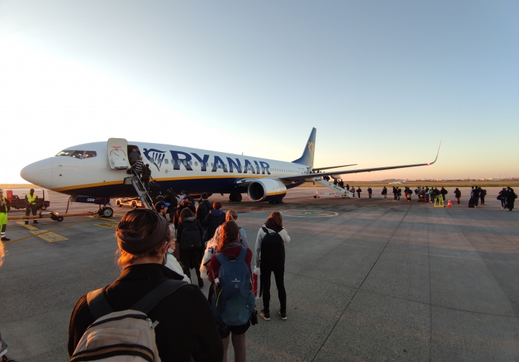 Passagiere laufen über das Rollfeld zu einem Ryanair-Flugzeug (Oktober 2021), über dts Nachrichtenagentur