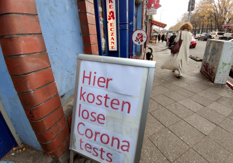 Kostenloser Corona-Test in einer Apotheke am 13.11.2021, über dts Nachrichtenagentur