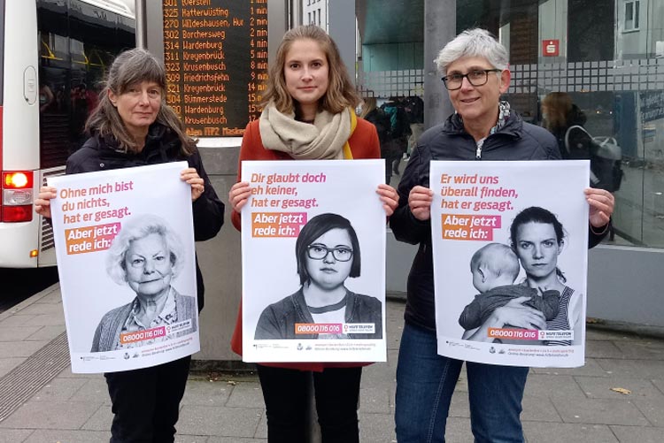 Machen mit einer Plakataktion in VWG-Bussen auf das Thema „Gewalt an Frauen“ aufmerksam (von links): Anja Kröber, Johanna Reimann und Renate Vossler.