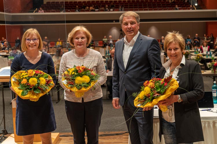 Jeweils einen Blumenstrauß überreicht Oberbürgermeister Jürgen Krogmann an die Bürgermeisterinnen Christine Wolff, Petra Averbeck und Nicole Piechotta.