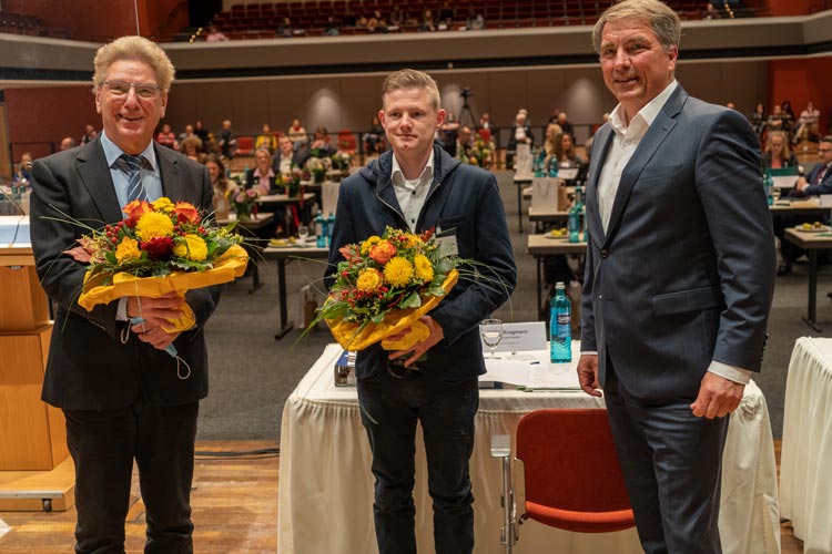 Oberbürgermeister Jürgen Krogmann gratuliert dem neuen Ratsvorsitzenden Tim Harmsund den Vizevorsitzenden Bernhard Ellberg.