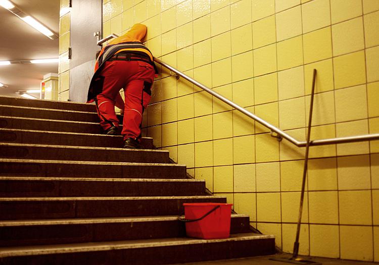 Reinigungskraft in einer U-Bahn-Station, über dts Nachrichtenagentur