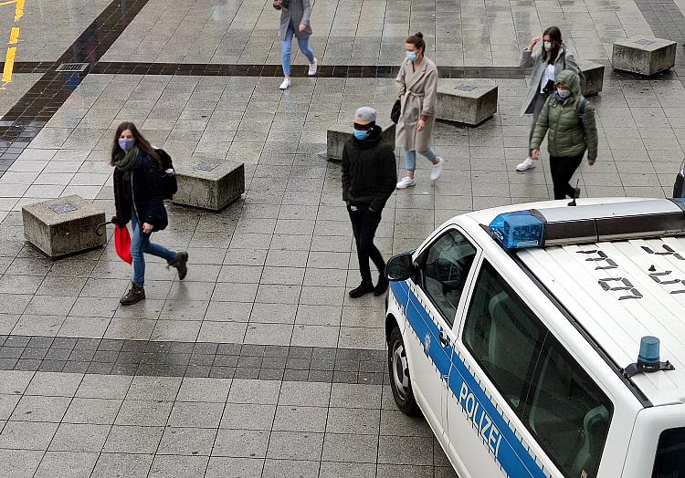 Menschen mit Schutzmaske, über dts Nachrichtenagentur