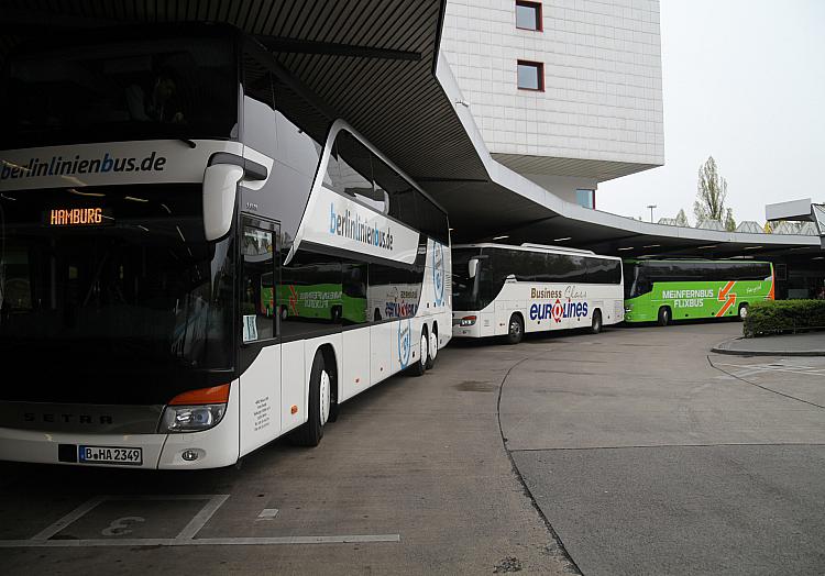 Verschiedene Fernbusse an einem Busbahnhof, über dts Nachrichtenagentur