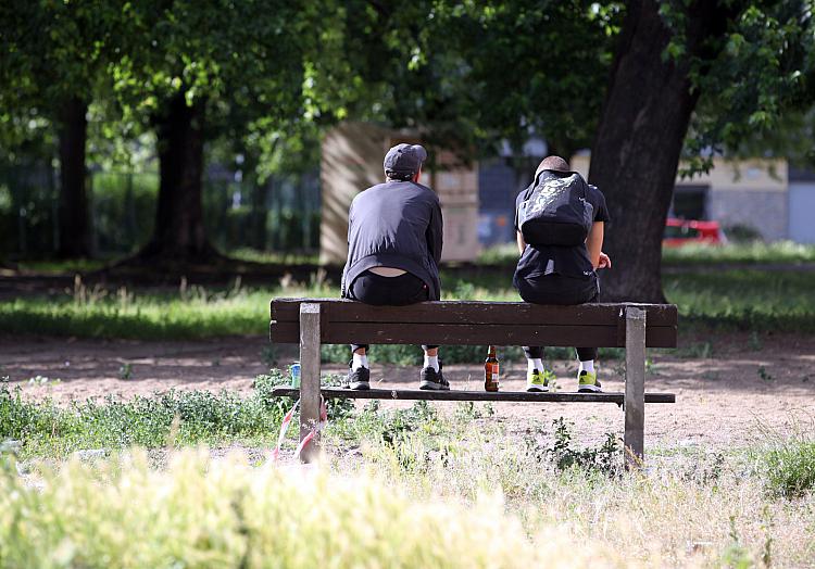 Jugendliche auf einer Parkbank mit Bier, über dts Nachrichtenagentur
