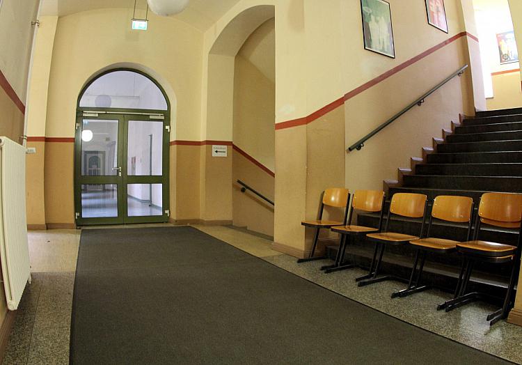 Stühle im Flur einer Schule, über dts Nachrichtenagentur