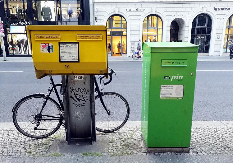 Briefkästen von Deutsche Post und Pin Mail AG, über dts Nachrichtenagentur