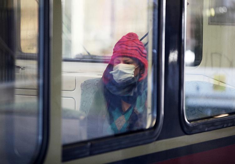 Frau mit Schutzmaske in einer S-Bahn, über dts Nachrichtenagentur