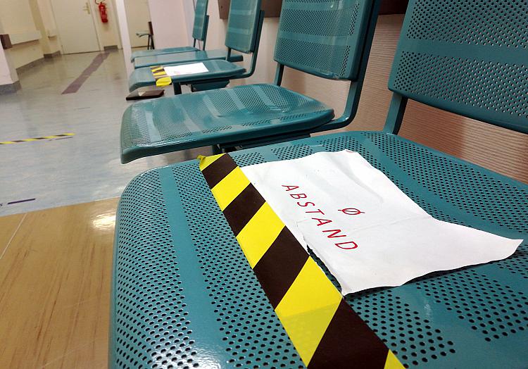 Sitzbänke mit Corona-Abstandshinweis im Krankenhaus, über dts Nachrichtenagentur