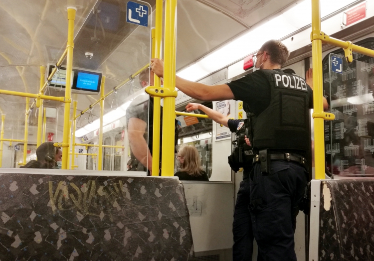 Polizei kontrolliert Maskenpflicht in U-Bahn, über dts Nachrichtenagentur