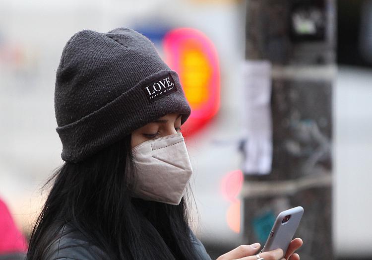 Frau mit Maske, über dts Nachrichtenagentur