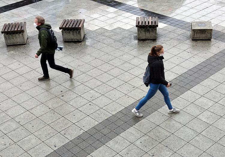 Menschen mit Schutzmaske, über dts Nachrichtenagentur