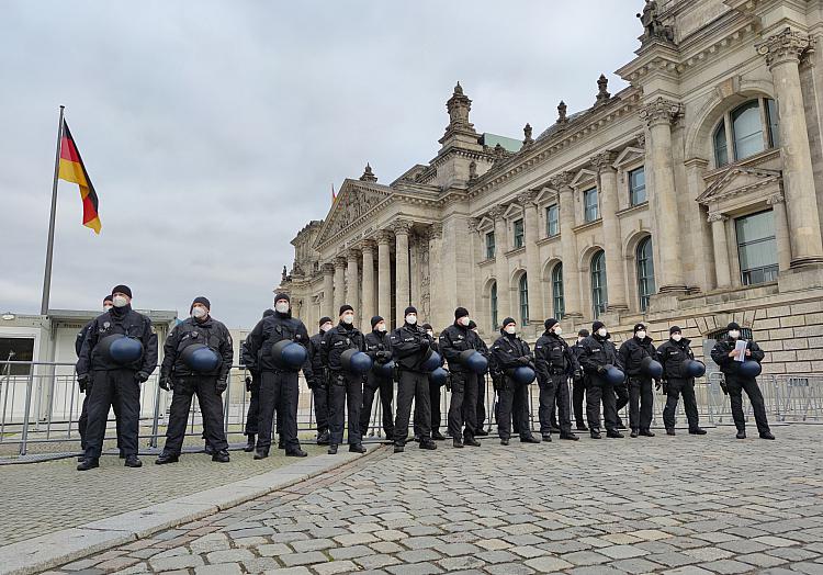 Polizei vor Bundestag am 18.11.2020, über dts Nachrichtenagentur