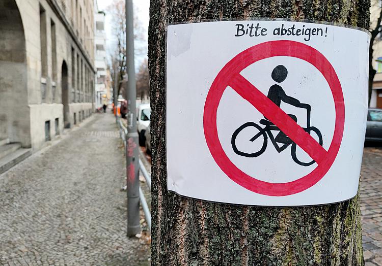Selbstgemaltes Verbotsschild für Fahrradfahrer, über dts Nachrichtenagentur