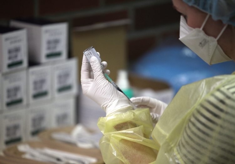 Impfspritze mit Moderna wird aufgezogen, über dts Nachrichtenagentur