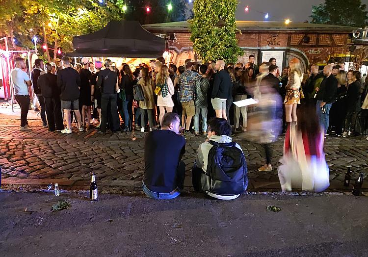 Warteschlange im Sommer 2021 vor einem Berliner Club, über dts Nachrichtenagentur