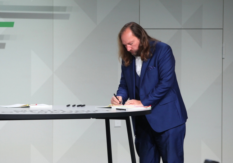 Anton Hofreiter unterzeichnet des Koalitionsvertrag am 7.12.21, über dts Nachrichtenagentur