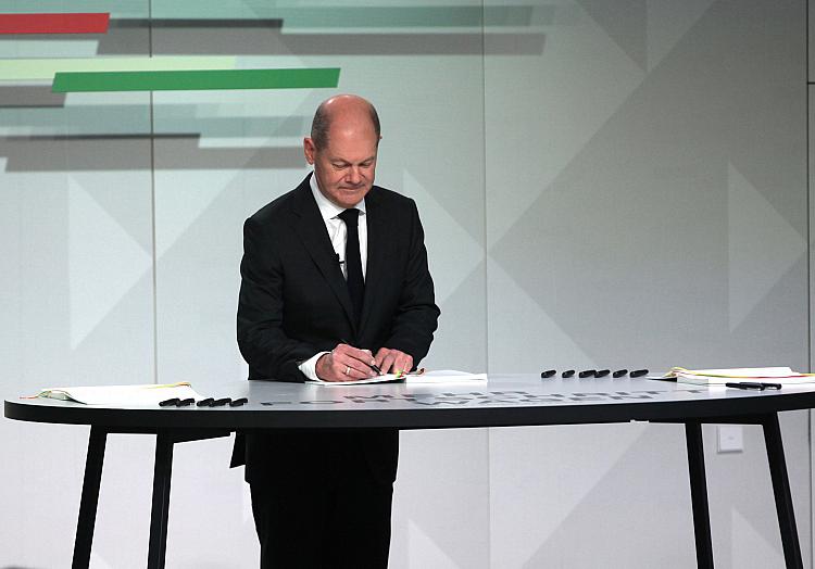 Olaf Scholz unterschreibt Koalitionsvertrag, über dts Nachrichtenagentur