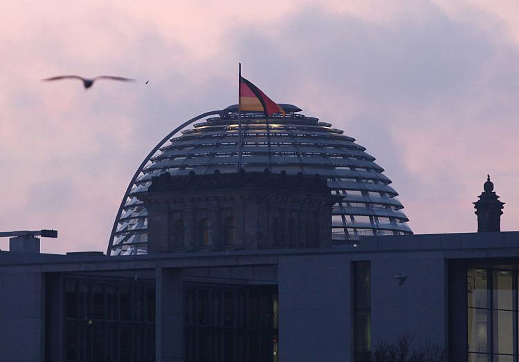 Reichstagskuppel bei Sonnenaufgang, über dts Nachrichtenagentur