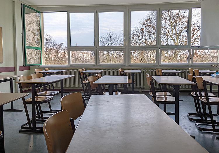 Klassenraum in einer Schule - ohne Lehrer , über dts Nachrichtenagentur