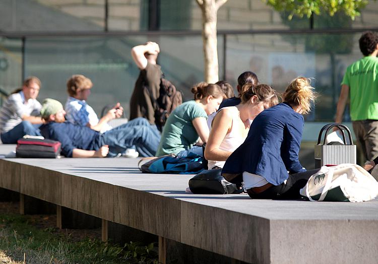 Junge Leute vor einer Universität, über dts Nachrichtenagentur