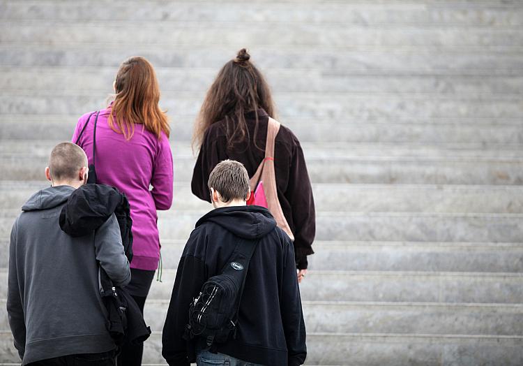 Vier junge Leute auf einer Treppe, über dts Nachrichtenagentur