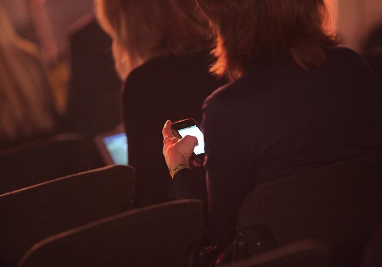 Geschäftsfrauen mit Smartphone, über dts Nachrichtenagentur