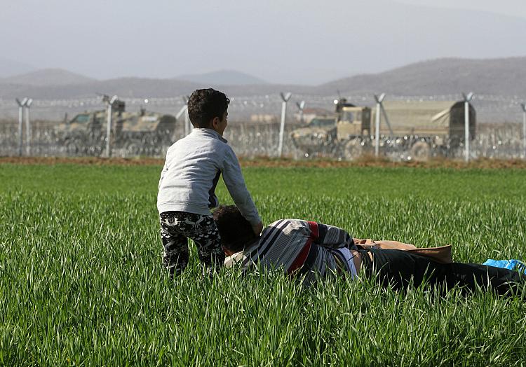 Flüchtlinge vor dem mazedonischen Grenzzaun, über dts Nachrichtenagentur