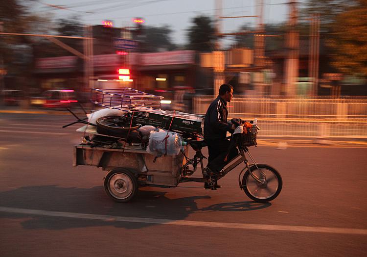 Mann fährt auf Motorrad mit Ladefläche in China, über dts Nachrichtenagentur