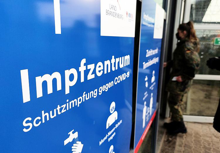 Bundeswehr-Soldatin an Impfzentrum, über dts Nachrichtenagentur