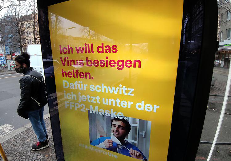 Werbeplakat für Corona-Regeln, über dts Nachrichtenagentur